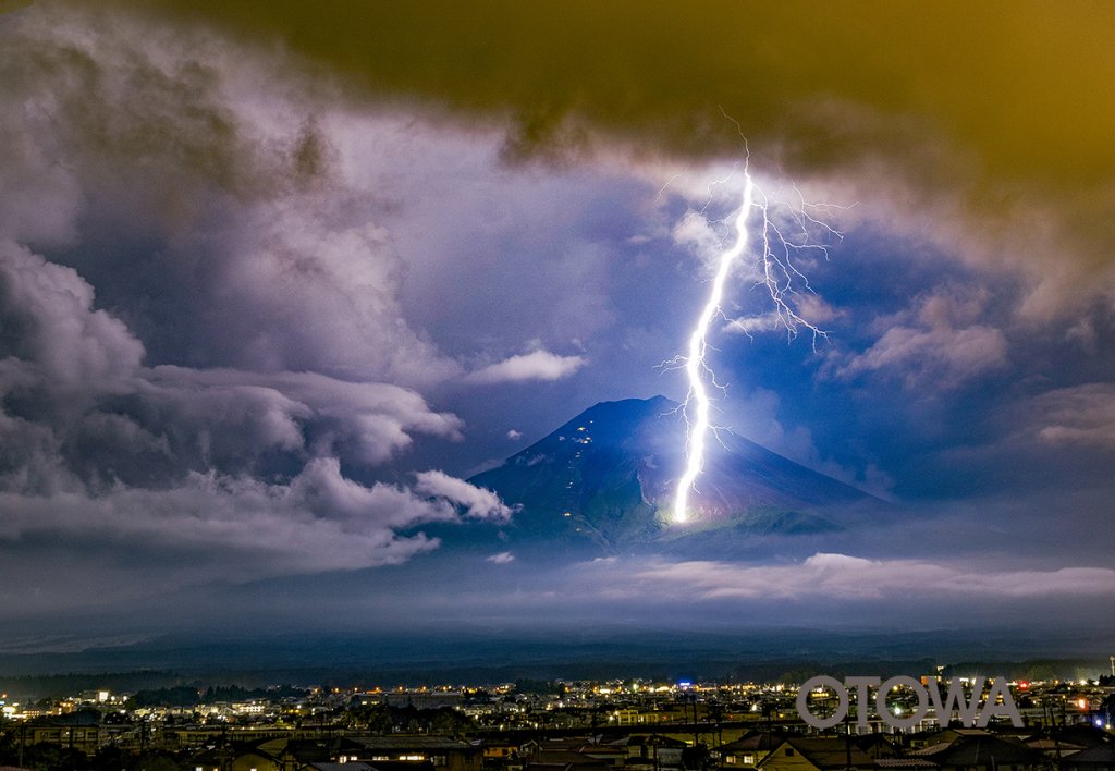 第22回 雷写真コンテスト受賞作品 グランプリ -富士山に落雷-