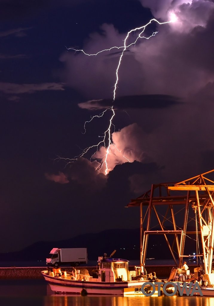 第22回 雷写真コンテスト受賞作品 佳作 -海辺の雷劇-