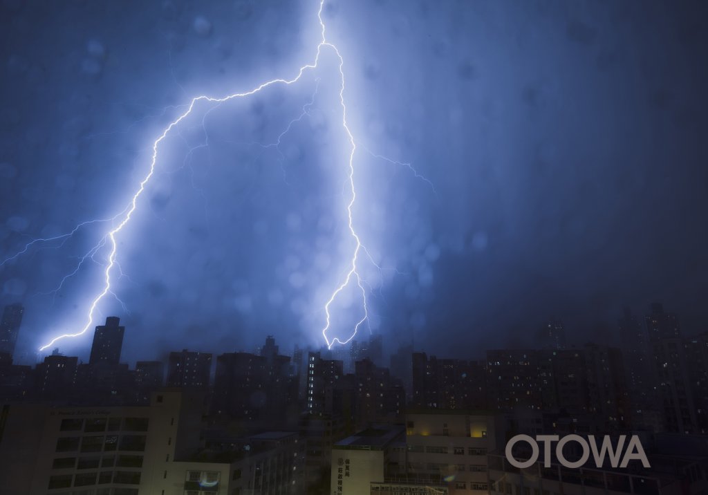 第22回 雷写真コンテスト受賞作品 佳作 -分岐して落雷-