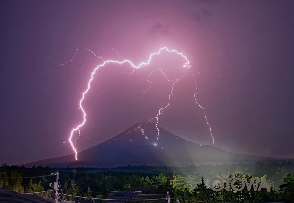 第22回 雷写真コンテスト受賞作品 佳作 -小雨が降り出し雷が落ちる-