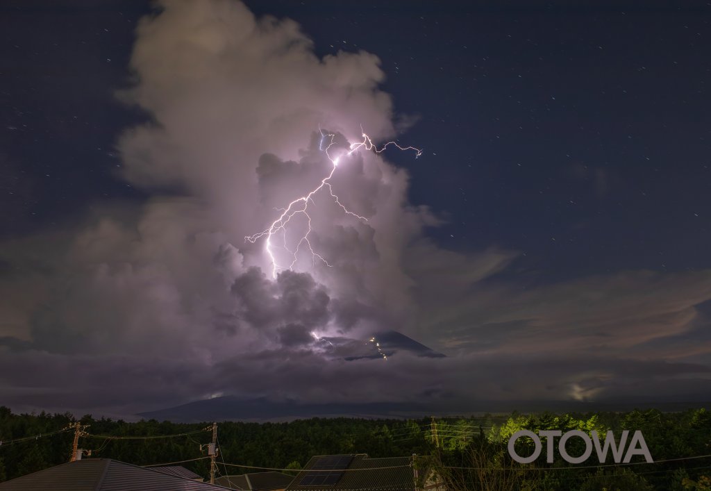 第22回 雷写真コンテスト受賞作品 佳作 -巨大雲から稲妻-