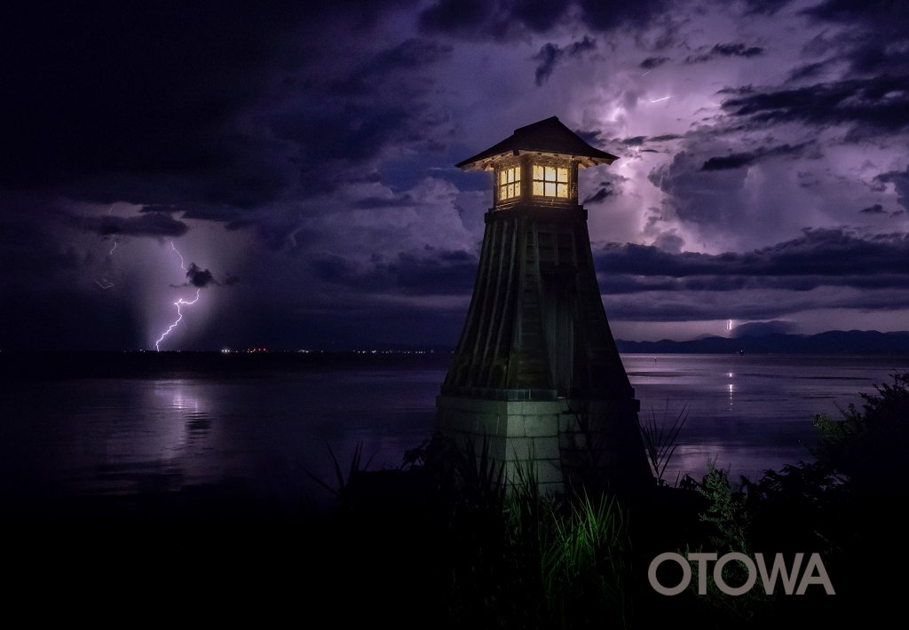 第22回 雷写真コンテスト受賞作品 佳作 -晩夏湖畔の遠雷-